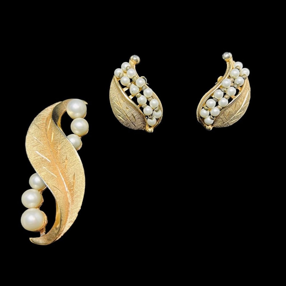 Vintage Kramer Gold Tone And Faux Pearl Brooch And Clip On Earrings (5003)